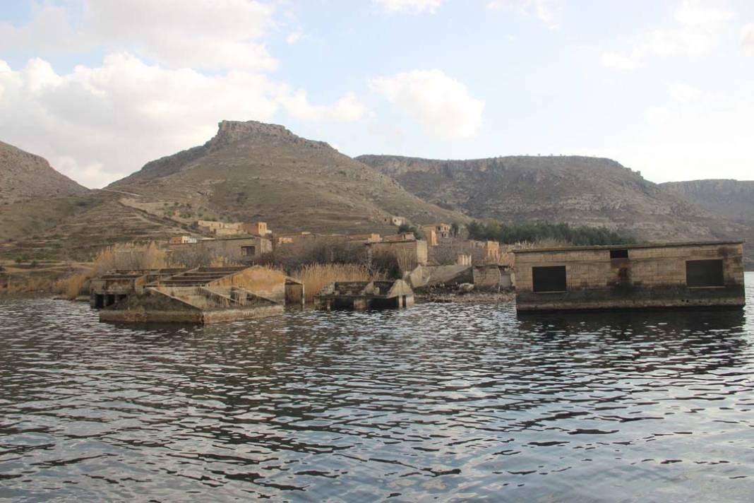 Halfeti’de 2 bin yıllık Çekem mahallesi yeniden su yüzüne çıktı 9